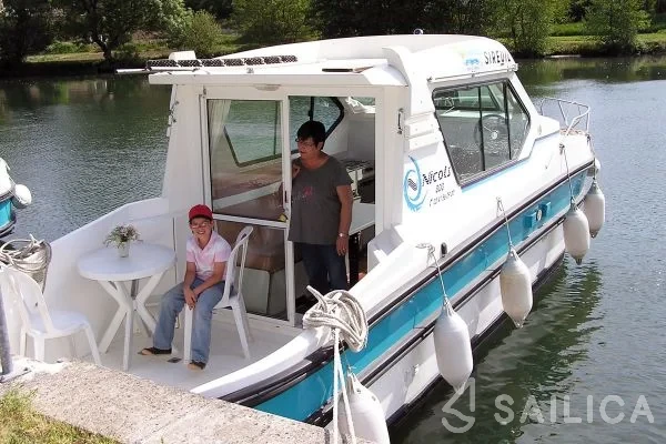 Houseboat - Yacht Charter Sailica