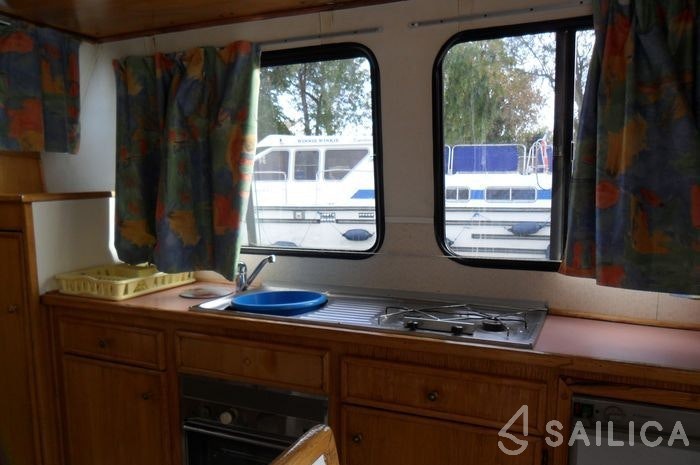 Houseboat - Yacht Charter Sailica