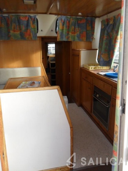 Houseboat - Yacht Charter Sailica
