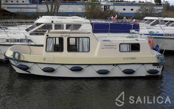 Houseboat - Yacht Charter Sailica