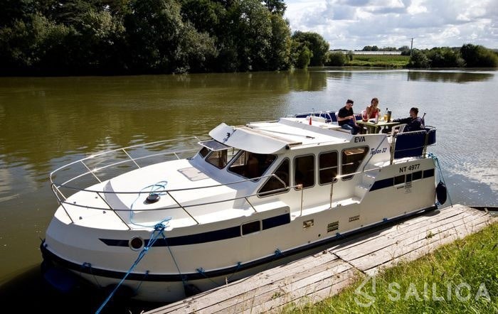 Houseboat - Yacht Charter Sailica