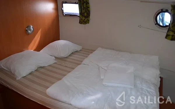 Houseboat - Yacht Charter Sailica