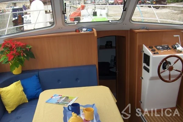 Houseboat - Yacht Charter Sailica