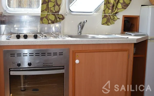 Houseboat - Yacht Charter Sailica