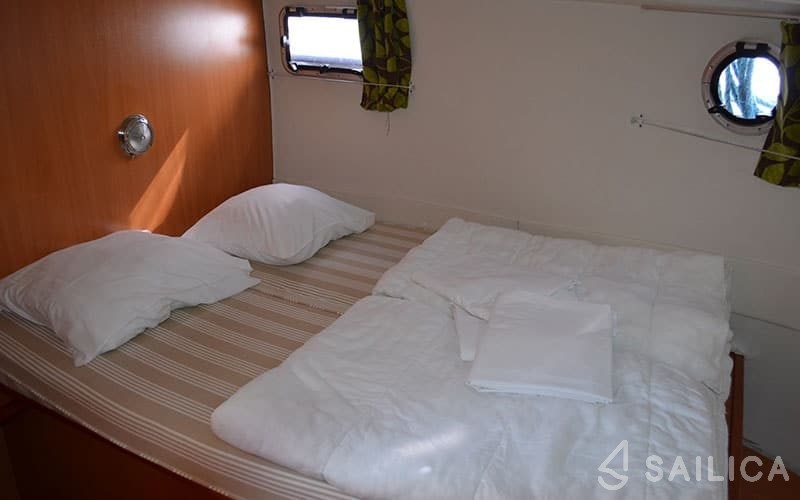 Houseboat - Yacht Charter Sailica