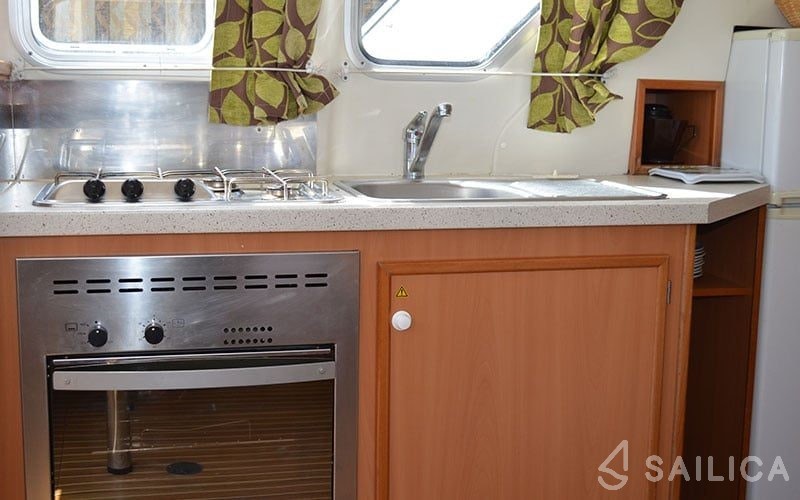 Houseboat - Yacht Charter Sailica