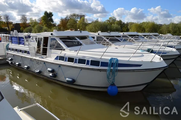 Houseboat - Yacht Charter Sailica