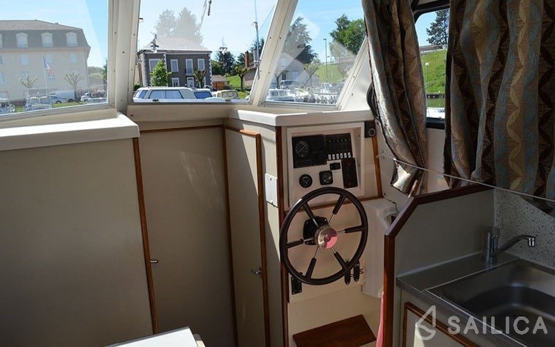 Houseboat - Yacht Charter Sailica