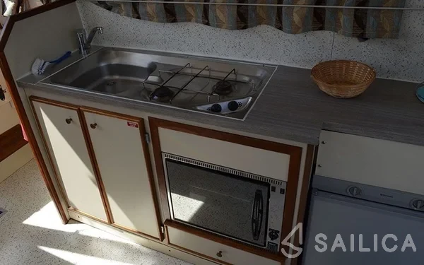 Houseboat - Yacht Charter Sailica