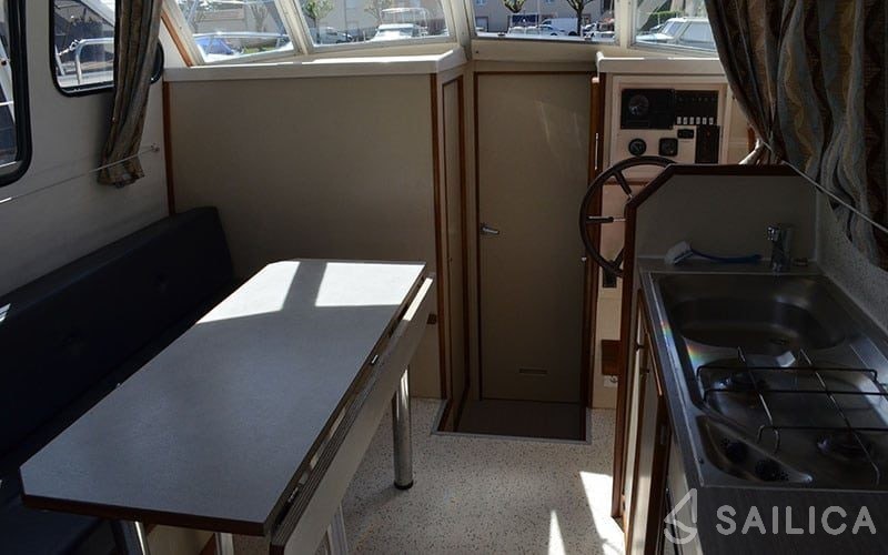 Houseboat - Yacht Charter Sailica
