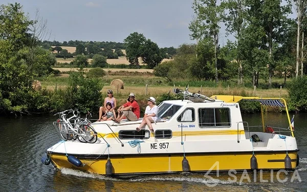Houseboat - Yacht Charter Sailica