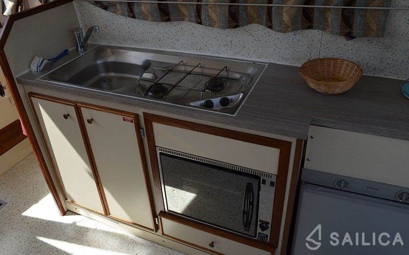 Houseboat - Yacht Charter Sailica