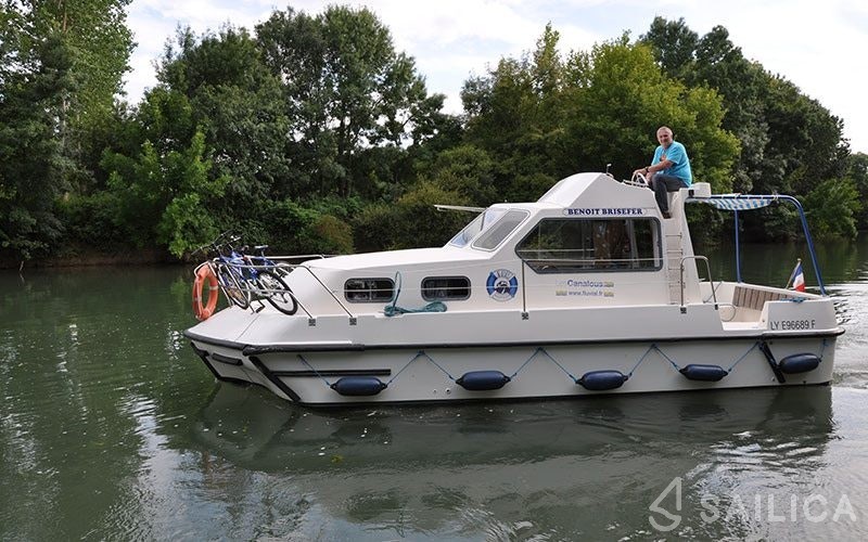 Houseboat - Yacht Charter Sailica