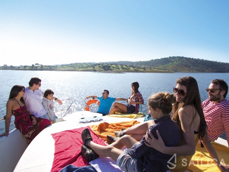 Houseboat - Yacht Charter Sailica