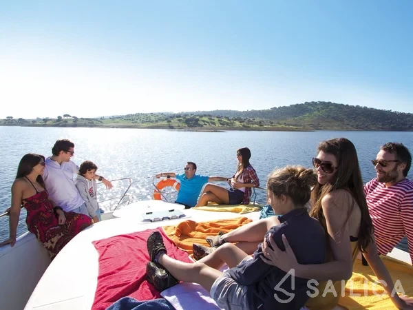 Houseboat - Yacht Charter Sailica