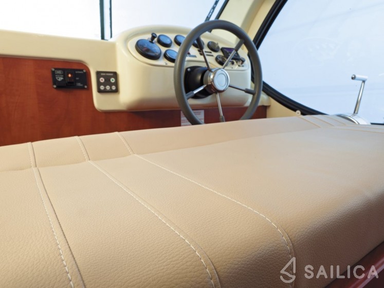 Houseboat - Yacht Charter Sailica
