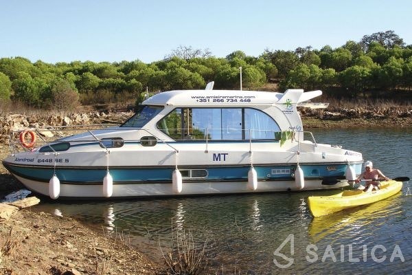 Houseboat - Yacht Charter Sailica
