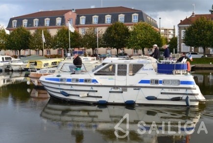 Houseboat - Yacht Charter Sailica