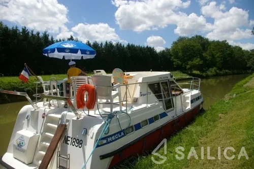 Houseboat - Yacht Charter Sailica