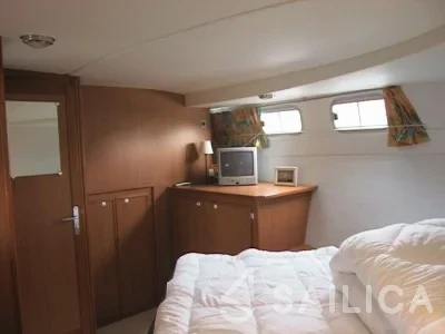 Houseboat - Yacht Charter Sailica
