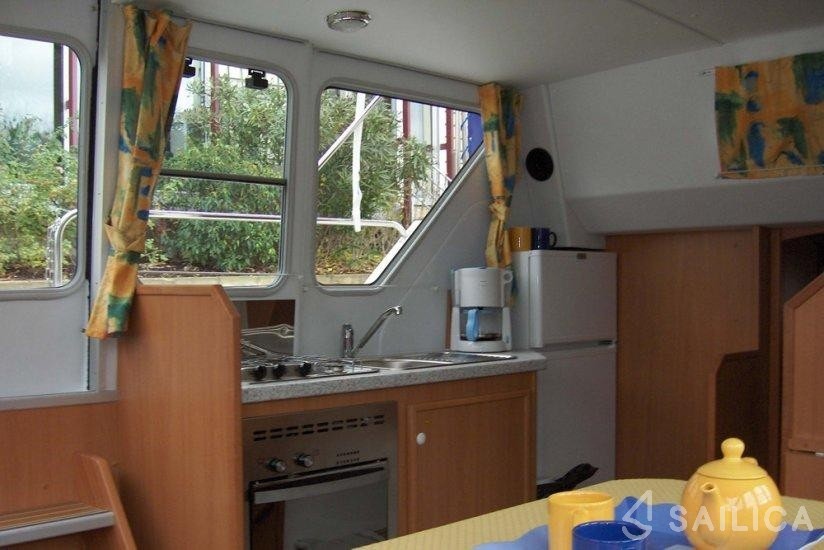 Houseboat - Yacht Charter Sailica