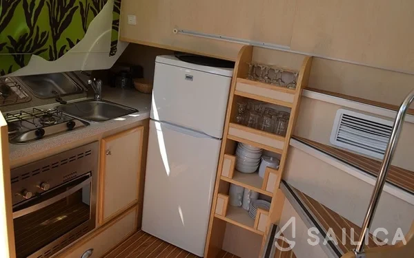 Houseboat - Yacht Charter Sailica