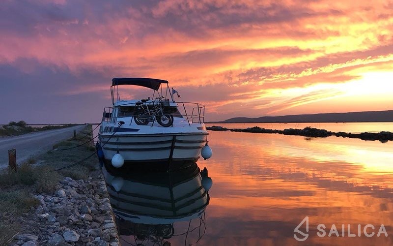 Houseboat - Yacht Charter Sailica