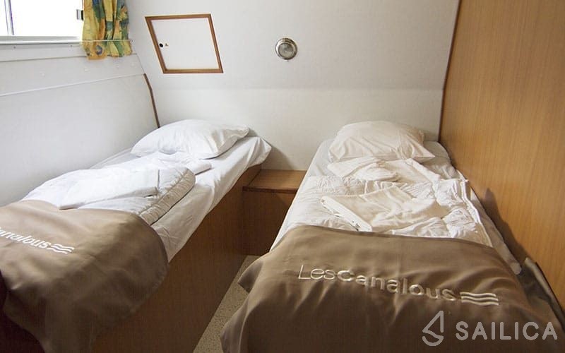 Houseboat - Yacht Charter Sailica