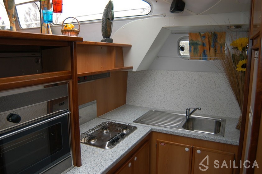 Houseboat - Yacht Charter Sailica