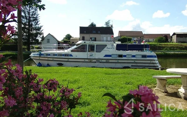 Houseboat - Yacht Charter Sailica