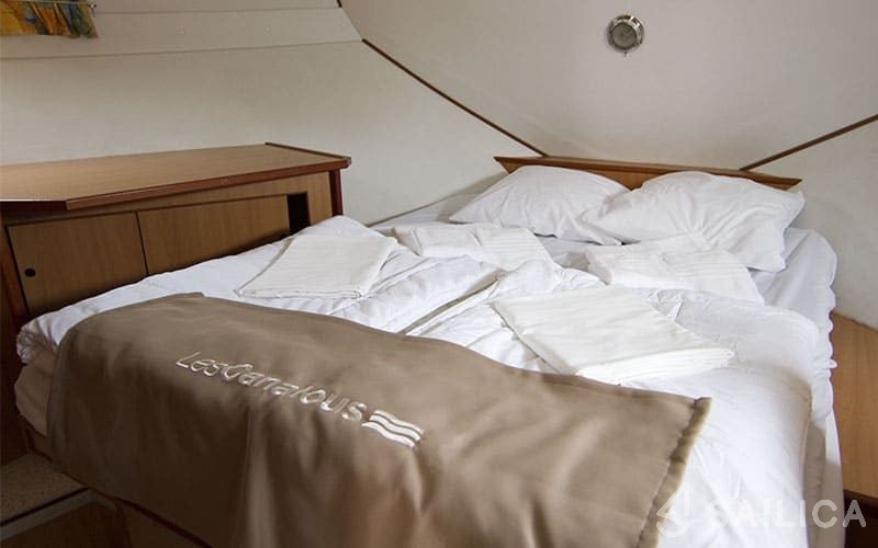 Houseboat - Yacht Charter Sailica