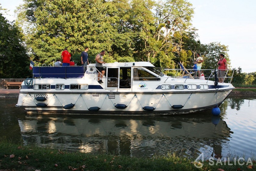 Houseboat - Yacht Charter Sailica