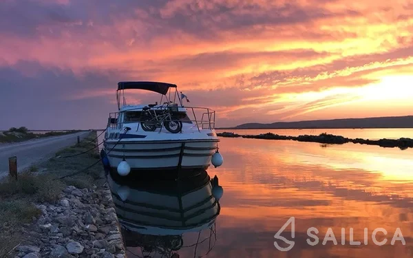 Houseboat - Yacht Charter Sailica