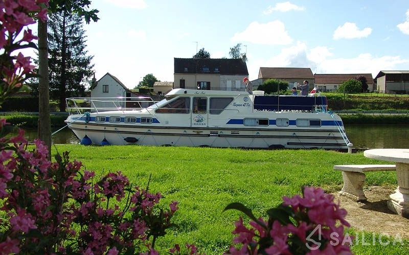 Houseboat - Yacht Charter Sailica