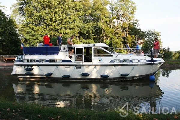 Houseboat - Yacht Charter Sailica
