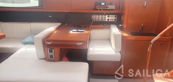 Oceanis 60 - Yacht Charter Sailica