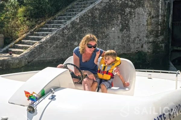 Houseboat - Yacht Charter Sailica