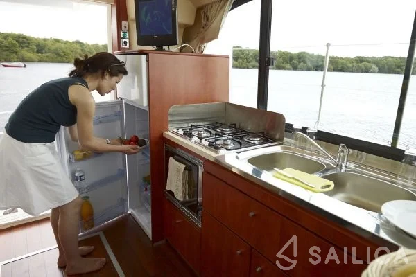 Houseboat - Yacht Charter Sailica