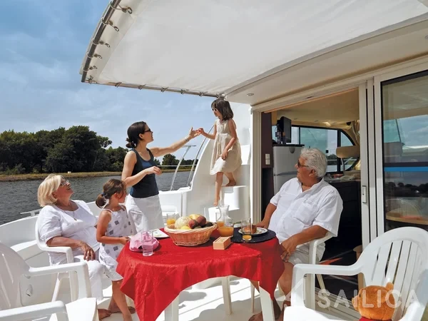 Houseboat - Yacht Charter Sailica