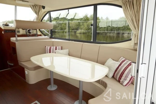 Houseboat - Yacht Charter Sailica