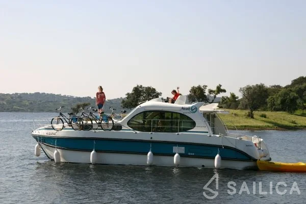 Houseboat - Yacht Charter Sailica