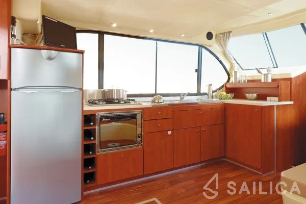 Houseboat - Yacht Charter Sailica