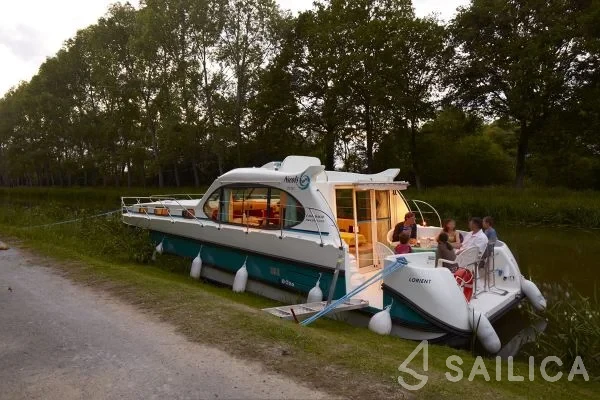 Houseboat - Yacht Charter Sailica