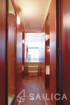 Houseboat - Yacht Charter Sailica