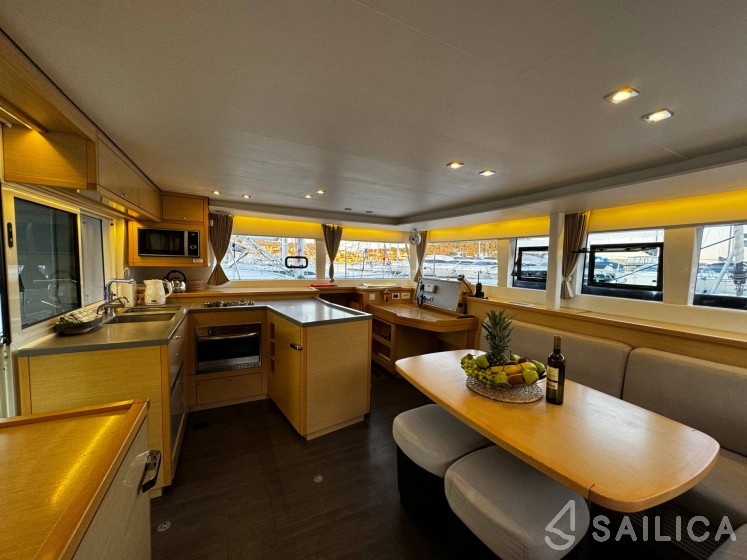 Lagoon 450  Flybridge - Yacht Charter Sailica