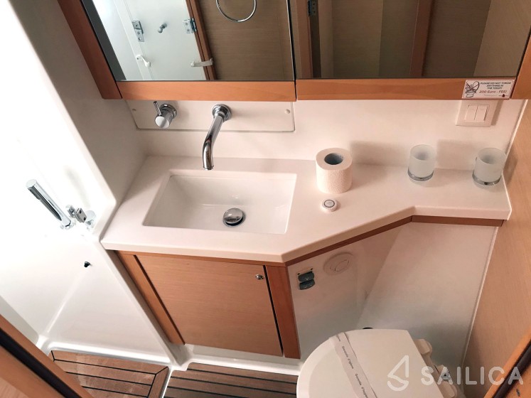 Lagoon 450  Flybridge - Yacht Charter Sailica