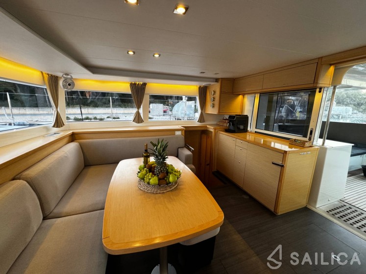 Lagoon 450  Flybridge - Yacht Charter Sailica