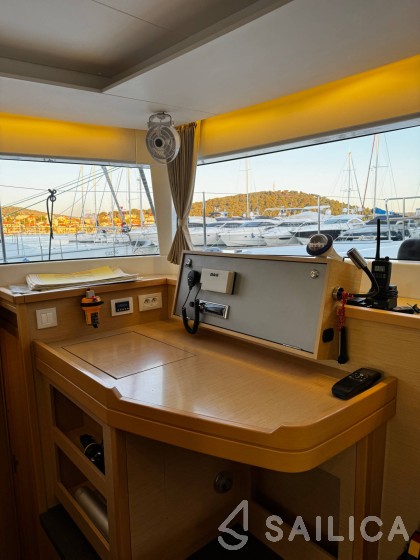 Lagoon 450  Flybridge - Yacht Charter Sailica