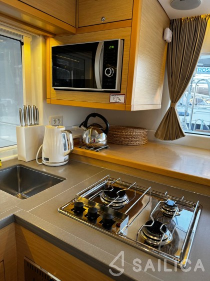 Lagoon 450  Flybridge - Yacht Charter Sailica