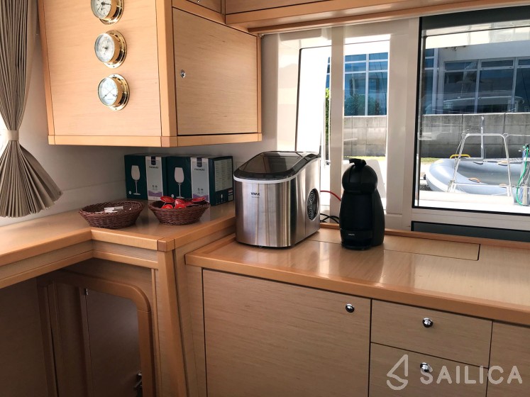 Lagoon 450  Flybridge - Yacht Charter Sailica